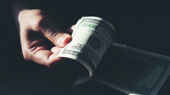 Какво стои зад силата на долара и разпродажбите на златото?